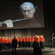 Il Coro Croz Corona canta accompagnato dal flauto di Giuseppe Solera 
